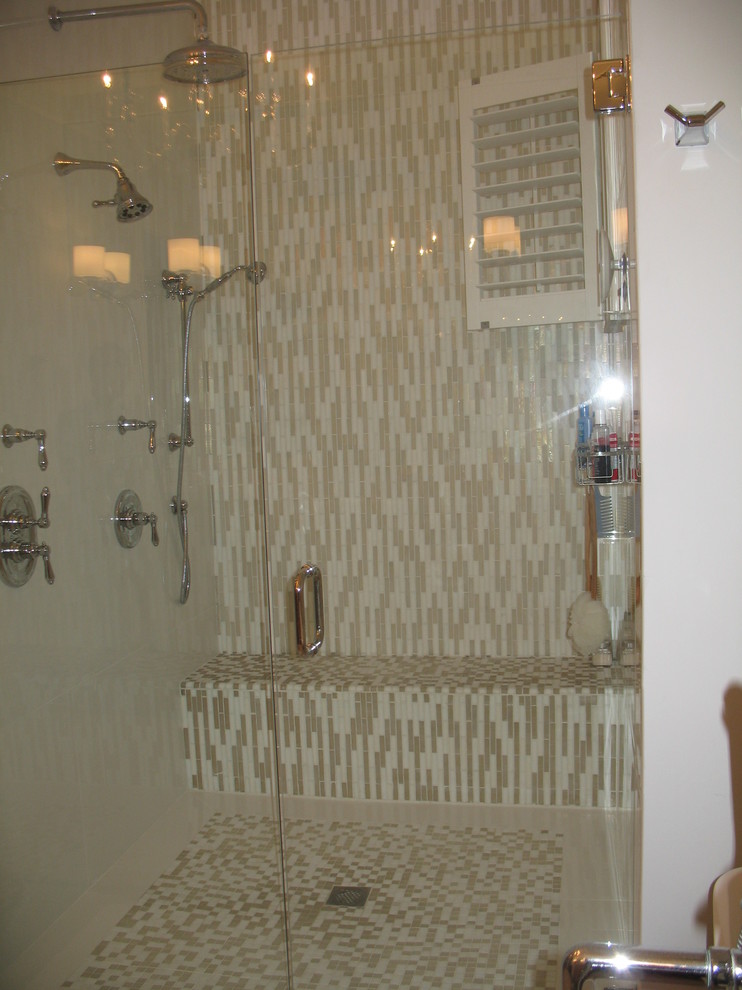 Свежая идея для дизайна: большая главная ванная комната в классическом стиле с душем в нише, полом из керамической плитки, керамической плиткой и бежевыми стенами - отличное фото интерьера