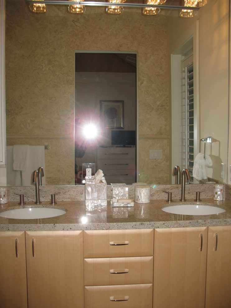 Пример оригинального дизайна: ванная комната в стиле неоклассика (современная классика) с плоскими фасадами, столешницей из гранита, полновстраиваемой ванной, светлыми деревянными фасадами и врезной раковиной
