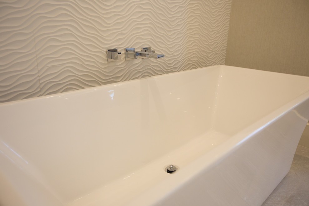 Foto di una stanza da bagno con doccia moderna di medie dimensioni con vasca freestanding, pareti grigie, pavimento con piastrelle in ceramica e pavimento grigio