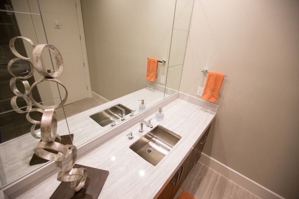Ispirazione per una stanza da bagno con doccia moderna di medie dimensioni con ante lisce, ante in legno bruno, pavimento in legno massello medio, lavabo sottopiano, pavimento marrone e top bianco