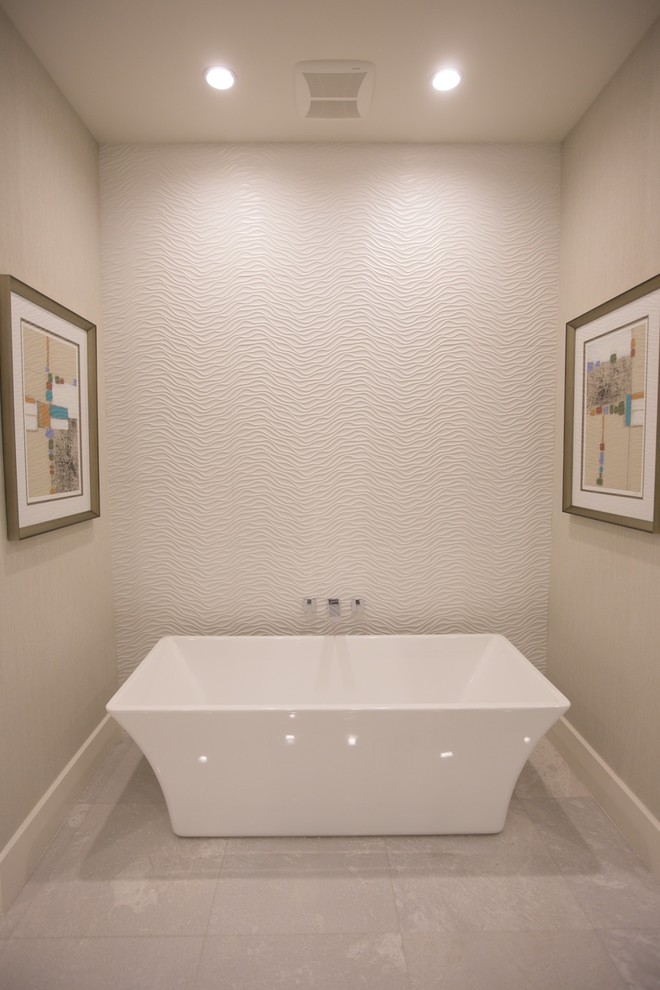 Ispirazione per una stanza da bagno con doccia minimalista di medie dimensioni con vasca freestanding, pareti grigie, pavimento con piastrelle in ceramica e pavimento grigio