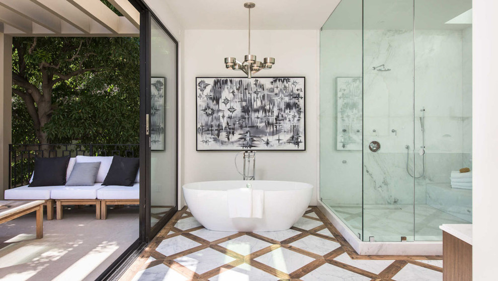Idée de décoration pour une salle de bain principale design avec une baignoire indépendante, un carrelage blanc, du carrelage en marbre, un mur blanc, un sol multicolore et une cabine de douche à porte battante.