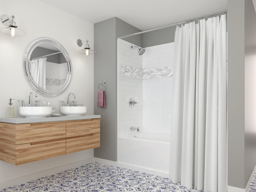 На фото: большая главная ванная комната в стиле фьюжн с светлыми деревянными фасадами, душем над ванной, разноцветными стенами, настольной раковиной, разноцветным полом и шторкой для ванной с
