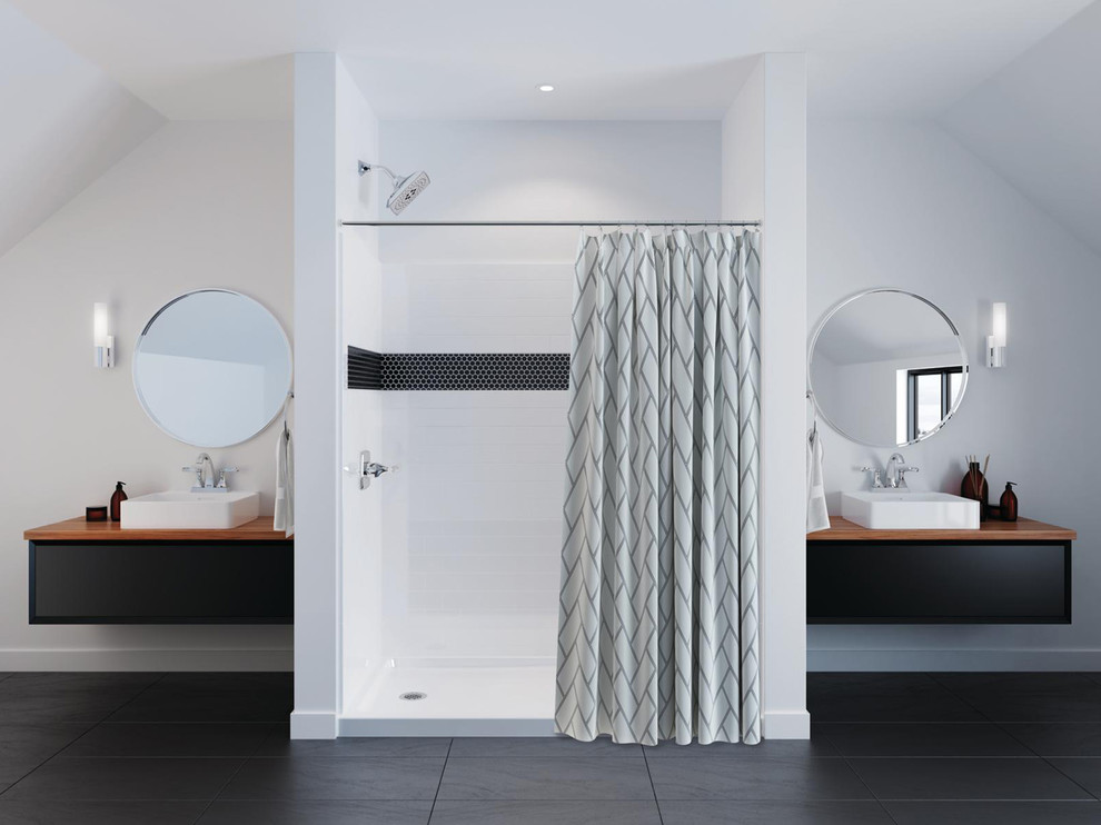 Стильный дизайн: большая главная ванная комната в стиле модернизм с черными фасадами, открытым душем, серыми стенами, настольной раковиной, столешницей из дерева, черным полом и шторкой для ванной - последний тренд