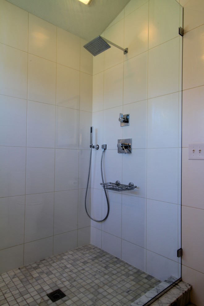 Inspiration pour une salle de bain design avec une douche ouverte, un carrelage blanc et des carreaux de céramique.