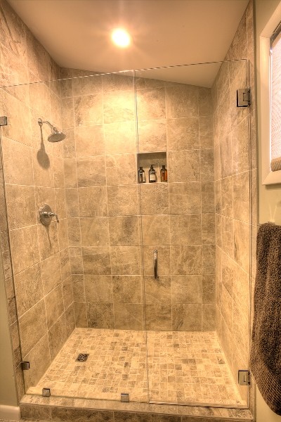 Modelo de cuarto de baño principal minimalista con baldosas y/o azulejos beige, baldosas y/o azulejos de cerámica, paredes negras y suelo beige