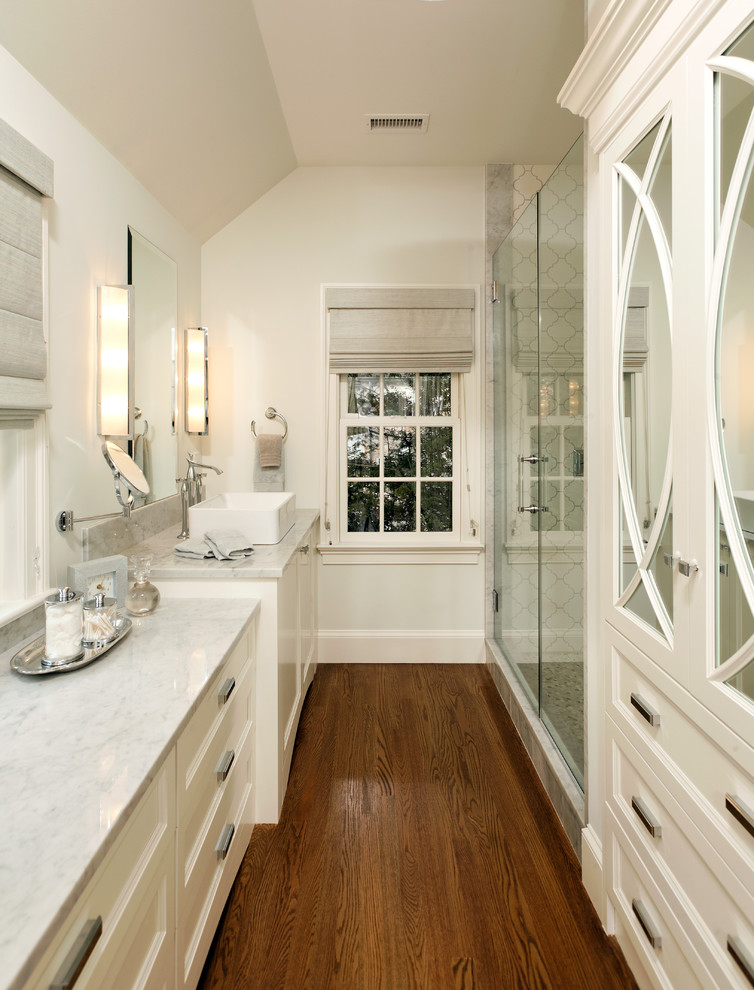 Imagen de cuarto de baño rectangular clásico con lavabo sobreencimera, suelo de madera oscura y suelo marrón