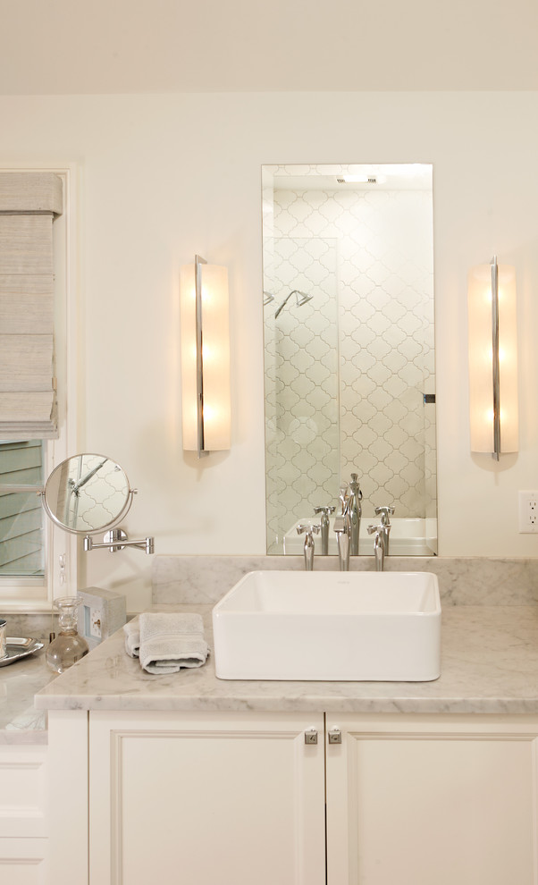Ejemplo de cuarto de baño rectangular clásico con lavabo sobreencimera