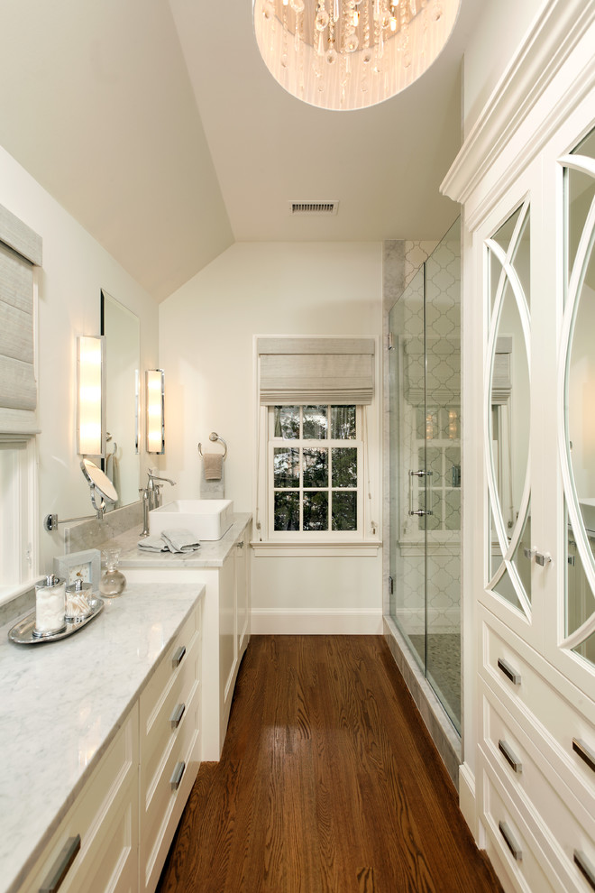 Стильный дизайн: узкая и длинная ванная комната в классическом стиле - последний тренд