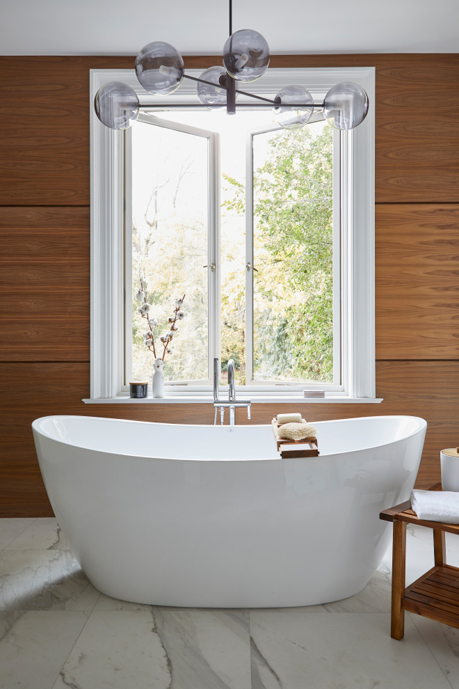 Пример оригинального дизайна: главная ванная комната в стиле модернизм с отдельно стоящей ванной, душем без бортиков, унитазом-моноблоком, белой плиткой, полом из керамической плитки, врезной раковиной, белым полом, открытым душем и белой столешницей