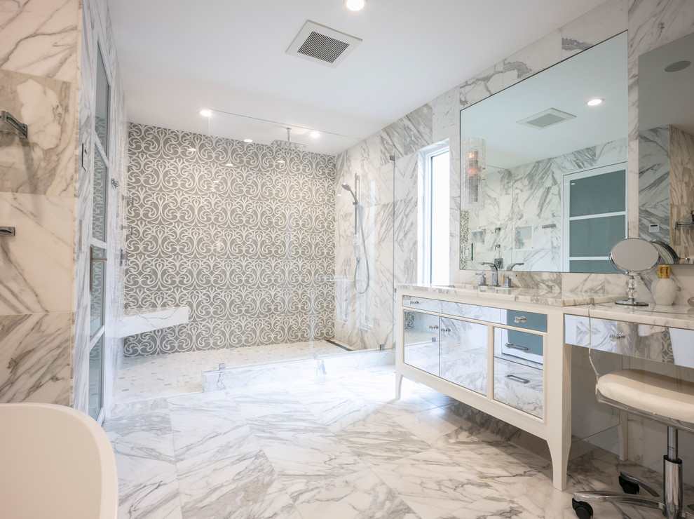 Пример оригинального дизайна: ванная комната в стиле фьюжн с стеклянными фасадами, отдельно стоящей ванной, душевой комнатой, разноцветной плиткой, каменной плиткой, белыми стенами, мраморным полом, разноцветным полом и душем с распашными дверями