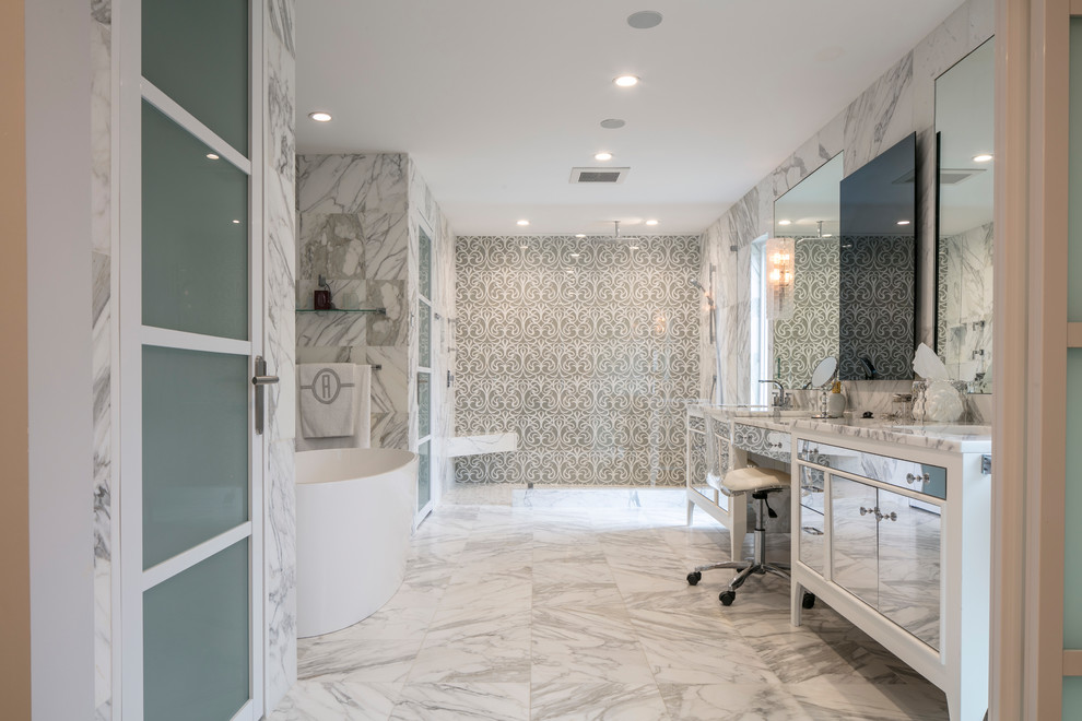 Stilmix Badezimmer mit Glasfronten, freistehender Badewanne, Nasszelle, farbigen Fliesen, Steinfliesen, weißer Wandfarbe, Marmorboden, buntem Boden und Falttür-Duschabtrennung in New York