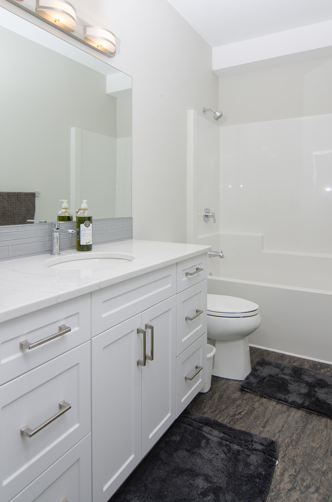 Inspiration för mellanstora moderna en-suite badrum, med skåp i shakerstil, vita skåp, ett badkar i en alkov, en hörndusch, en toalettstol med hel cisternkåpa, vit kakel, grå väggar och ett undermonterad handfat