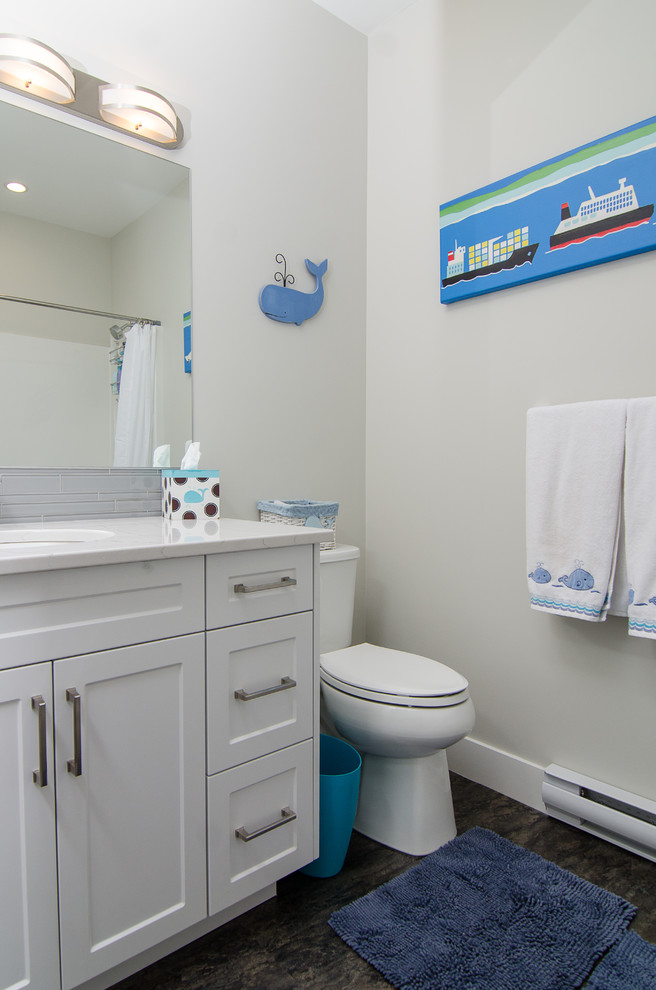 Источник вдохновения для домашнего уюта: детская ванная комната среднего размера в стиле модернизм с фасадами в стиле шейкер, белыми фасадами, угловым душем, унитазом-моноблоком и серыми стенами