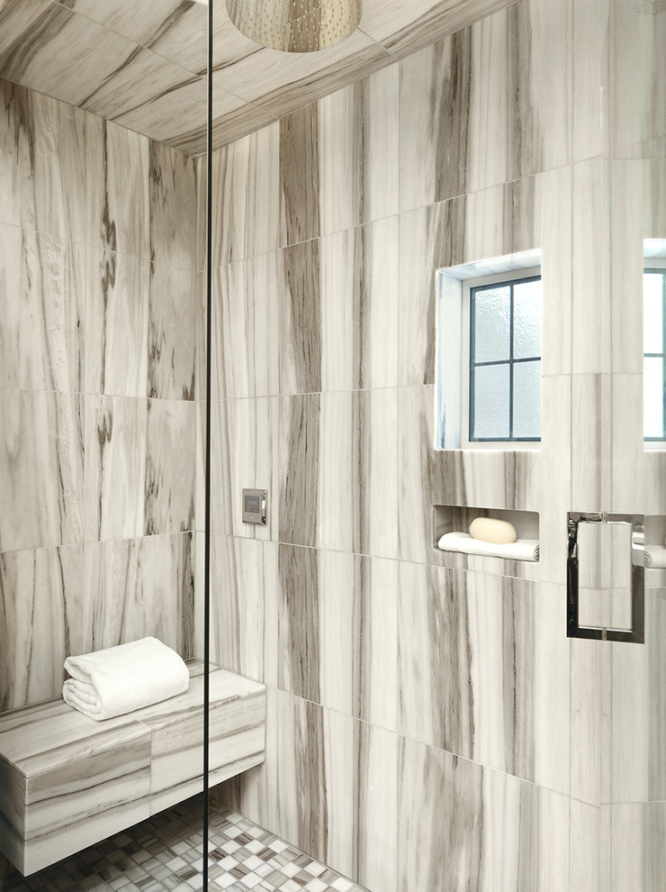 Свежая идея для дизайна: ванная комната в стиле неоклассика (современная классика) с каменной плиткой - отличное фото интерьера