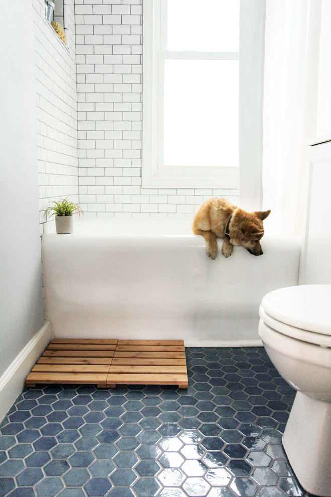 Diseño de cuarto de baño escandinavo pequeño con paredes blancas, suelo de baldosas de cerámica y suelo azul