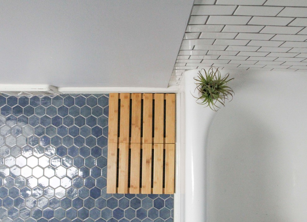 На фото: маленькая ванная комната в скандинавском стиле с белой плиткой, керамической плиткой, белыми стенами, полом из керамической плитки и синим полом для на участке и в саду