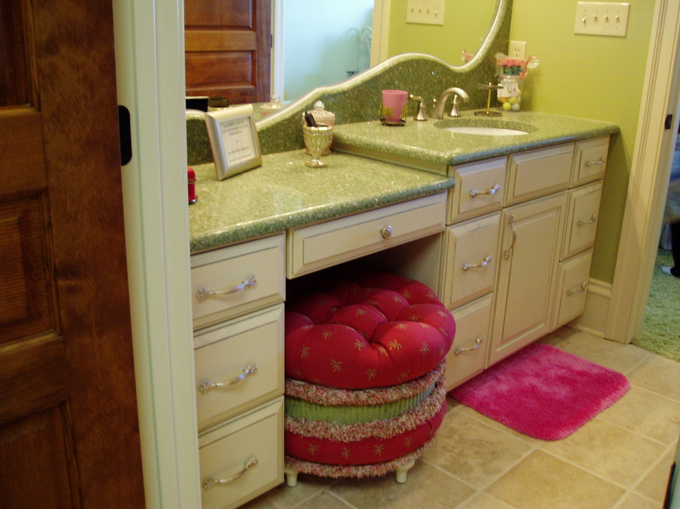 Foto di una stanza da bagno per bambini tropicale con lavabo sottopiano, ante con bugna sagomata, ante bianche e top in quarzo composito