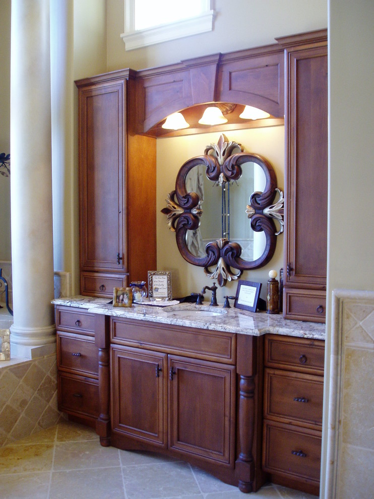 Inspiration för klassiska en-suite badrum, med ett undermonterad handfat, släta luckor, skåp i mellenmörkt trä och granitbänkskiva