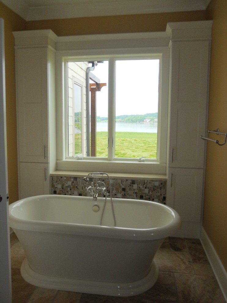Ispirazione per una stanza da bagno padronale chic con ante lisce, ante bianche, vasca freestanding, piastrelle multicolore e pareti gialle