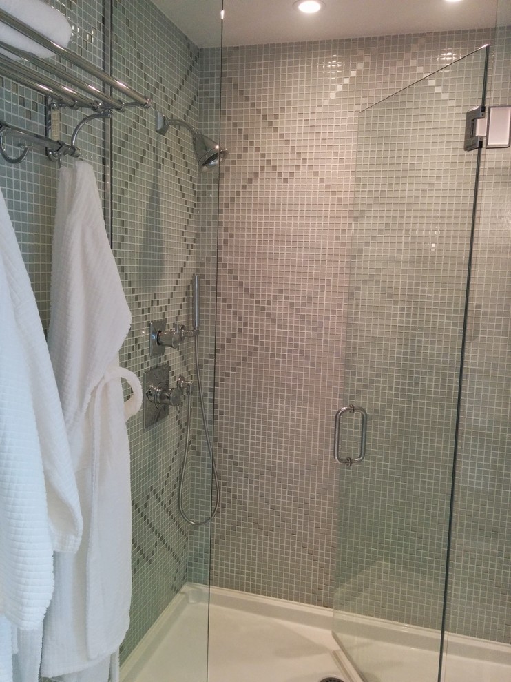 Mittelgroßes Modernes Duschbad mit Duschnische, Glasfliesen und Falttür-Duschabtrennung in Edmonton