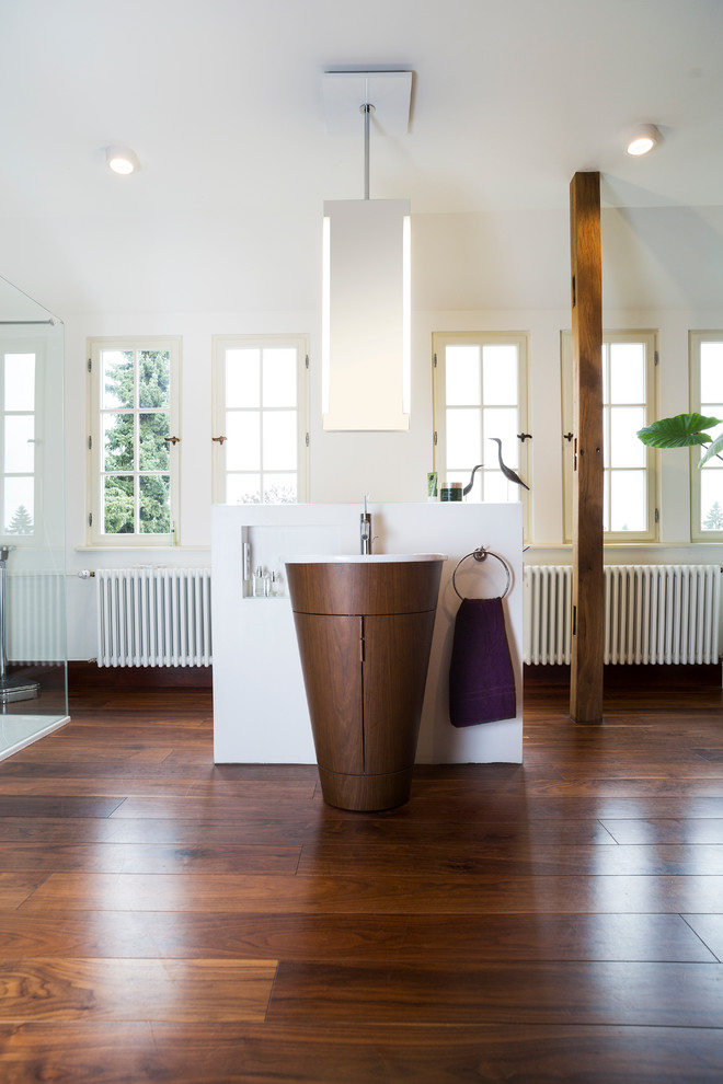 Modernes Badezimmer mit dunklen Holzschränken, dunklem Holzboden, Sockelwaschbecken und Waschtisch aus Holz in Frankfurt am Main