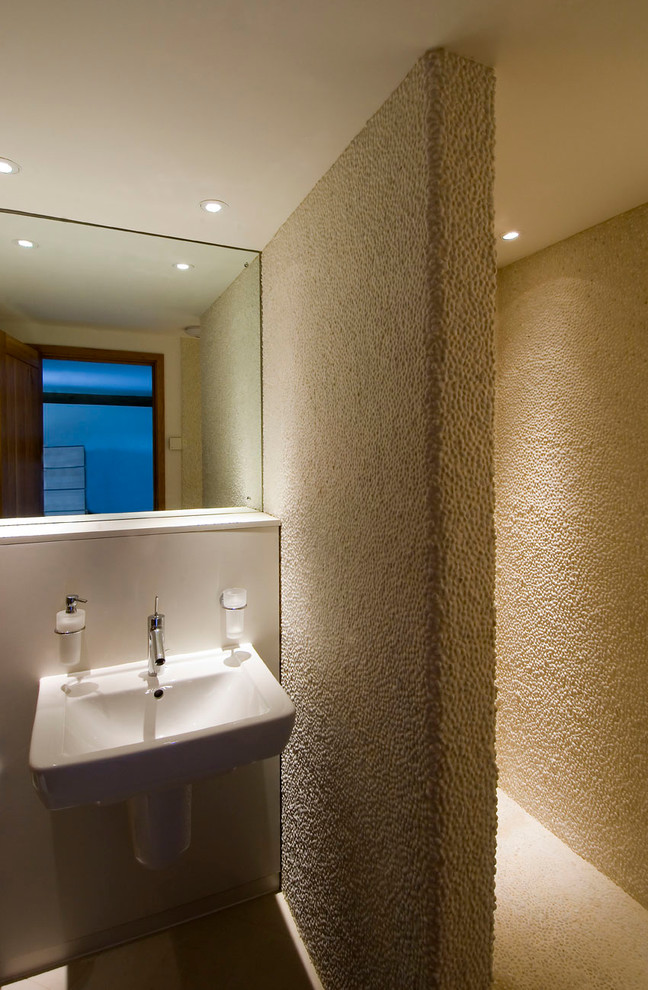Réalisation d'une salle de bain minimaliste avec un plan vasque, des portes de placard blanches et un mur beige.
