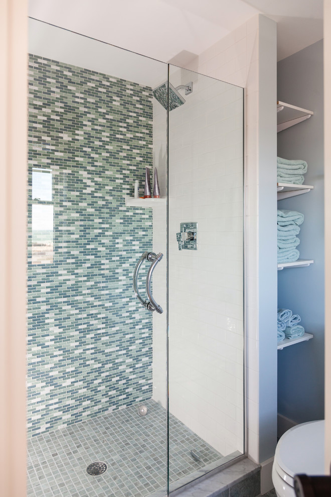 Foto di una piccola stanza da bagno con doccia stile marino con ante a filo, ante bianche, pavimento con piastrelle in ceramica, doccia alcova, WC a due pezzi e pareti grigie