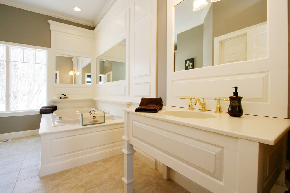 ボストンにある高級な中くらいなトラディショナルスタイルのおしゃれなマスターバスルーム (オープンシェルフ、白いキャビネット、大型浴槽、ベージュの壁、トラバーチンの床、一体型シンク、クオーツストーンの洗面台) の写真