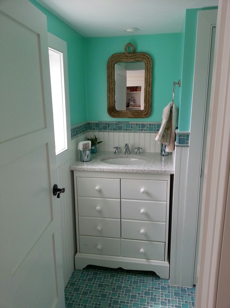 Inspiration för små maritima badrum med dusch, med möbel-liknande, vita skåp, flerfärgad kakel, mosaik, blå väggar, mosaikgolv, ett undermonterad handfat, granitbänkskiva och blått golv