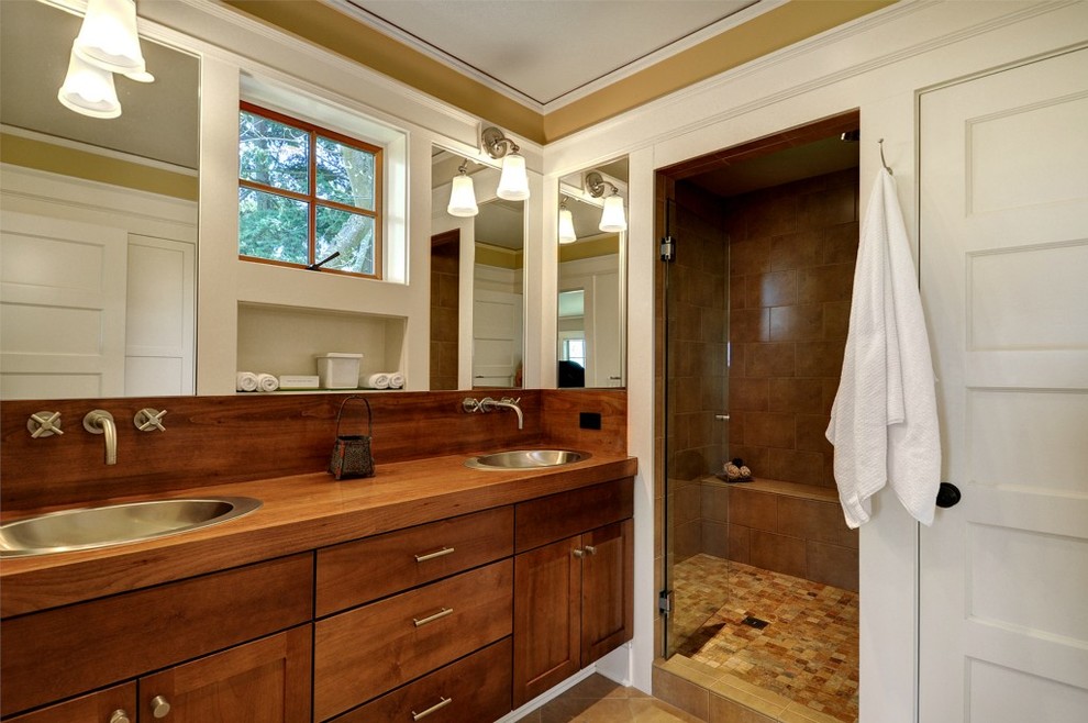 Источник вдохновения для домашнего уюта: ванная комната в классическом стиле с столешницей из дерева и окном