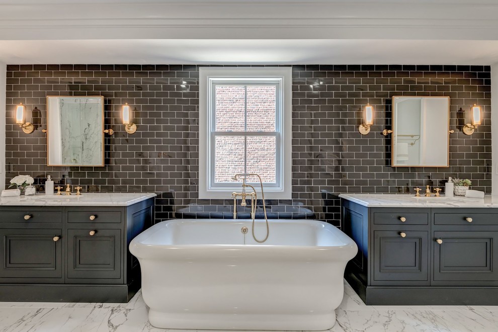 Пример оригинального дизайна: большая главная ванная комната в стиле неоклассика (современная классика) с фасадами с декоративным кантом, серыми фасадами, отдельно стоящей ванной, керамической плиткой, полом из керамогранита, врезной раковиной, мраморной столешницей, белым полом, серой плиткой и серыми стенами