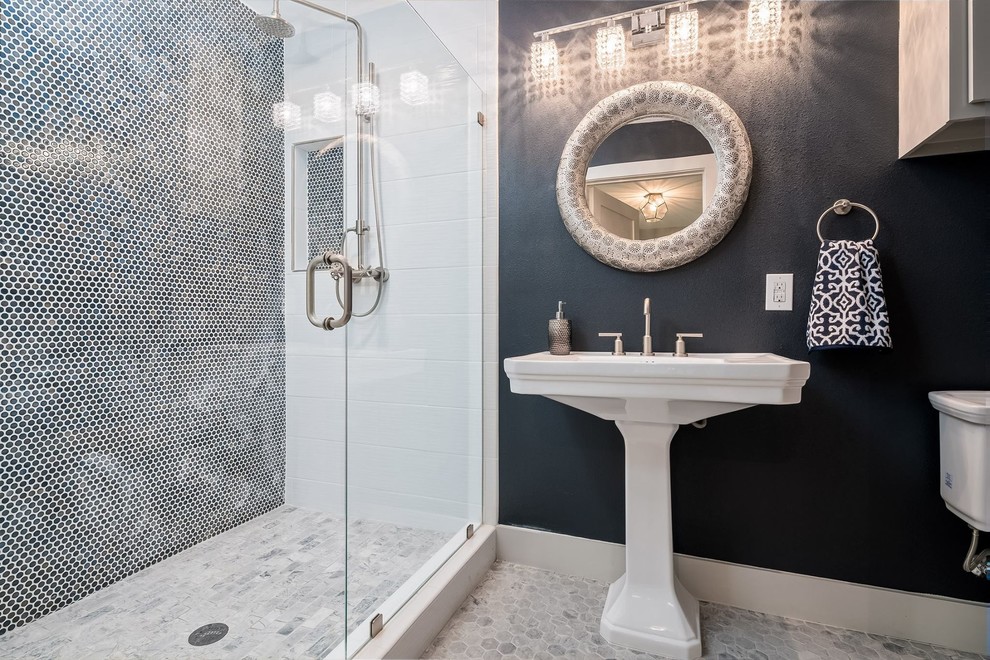 Imagen de cuarto de baño clásico renovado con ducha empotrada, sanitario de dos piezas, paredes azules, aseo y ducha, lavabo con pedestal y ducha con puerta con bisagras