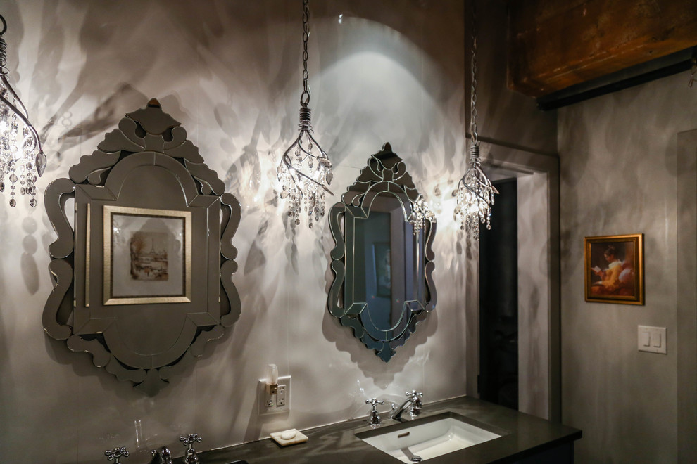 Imagen de cuarto de baño actual de tamaño medio con armarios con paneles lisos, puertas de armario grises, paredes blancas, suelo de madera oscura y encimera de acrílico