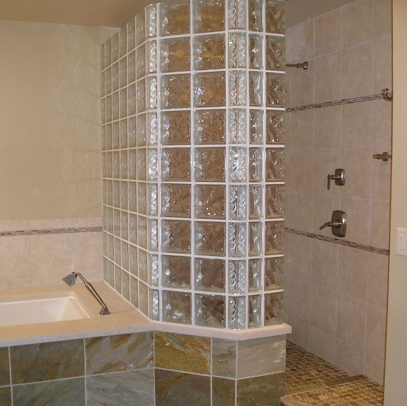 Inredning av ett klassiskt mellanstort en-suite badrum, med ett fristående handfat, bänkskiva i kalksten, ett undermonterat badkar, en öppen dusch, en toalettstol med separat cisternkåpa, beige kakel, porslinskakel, beige väggar och skiffergolv