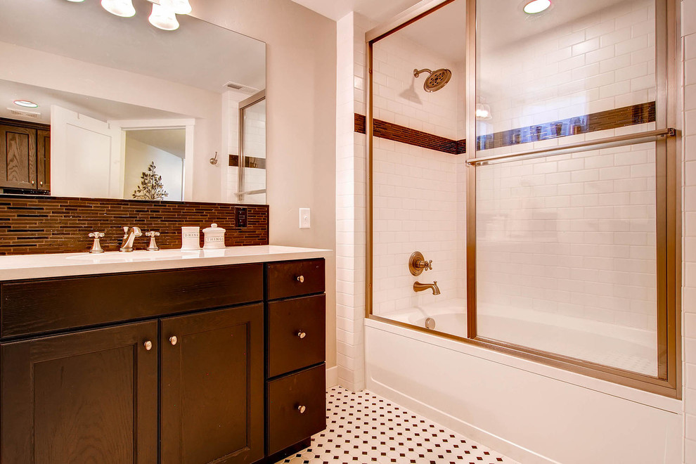 Стильный дизайн: ванная комната среднего размера в стиле модернизм с плоскими фасадами, темными деревянными фасадами, накладной ванной, душем над ванной, унитазом-моноблоком, черно-белой плиткой, керамической плиткой, бежевыми стенами, полом из керамической плитки, душевой кабиной, накладной раковиной и столешницей из ламината - последний тренд
