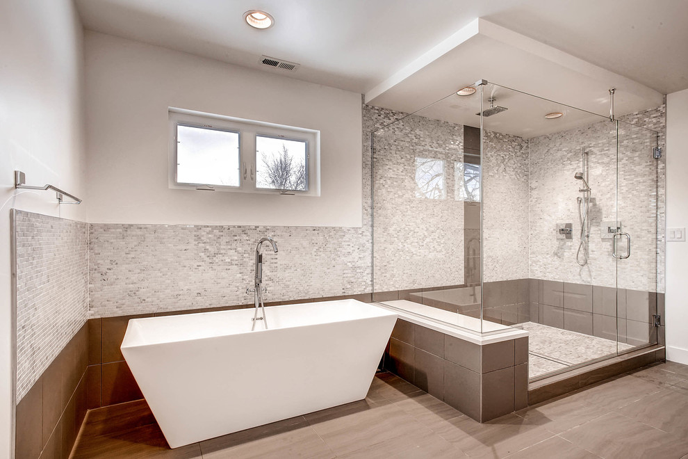 Идея дизайна: большая главная ванная комната в современном стиле с плоскими фасадами, белыми фасадами, отдельно стоящей ванной, угловым душем, серой плиткой, разноцветной плиткой, каменной плиткой, белыми стенами, врезной раковиной и столешницей из искусственного камня