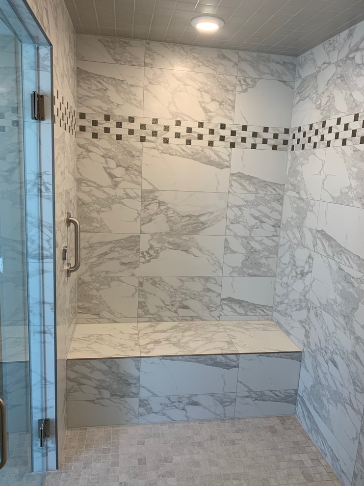 Foto di una grande sauna minimalista con zona vasca/doccia separata, piastrelle grigie, piastrelle in ceramica, pareti grigie, pavimento con piastrelle in ceramica, pavimento grigio e porta doccia a battente
