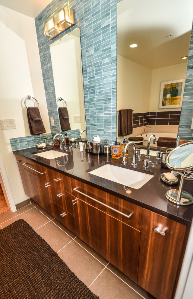 Imagen de cuarto de baño minimalista con lavabo encastrado y baldosas y/o azulejos azules