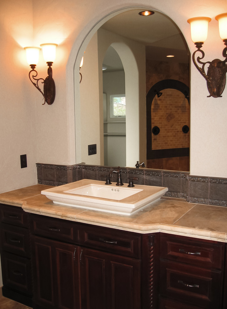 На фото: ванная комната среднего размера в классическом стиле с фасадами с декоративным кантом, темными деревянными фасадами, серой плиткой, керамогранитной плиткой, белыми стенами и душевой кабиной с