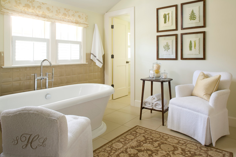 Exempel på ett klassiskt badrum, med ett fristående badkar och beige väggar
