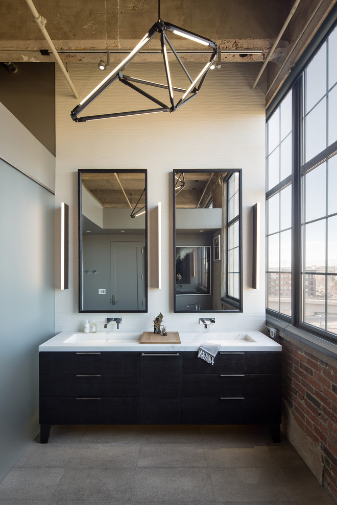 Foto på ett industriellt en-suite badrum, med skåp i mörkt trä, vita väggar och ett avlångt handfat