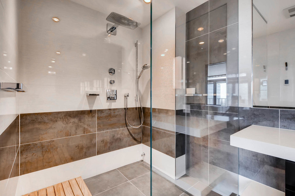 Idéer för ett stort modernt en-suite badrum, med släta luckor, svarta skåp, en öppen dusch, klinkergolv i porslin och med dusch som är öppen