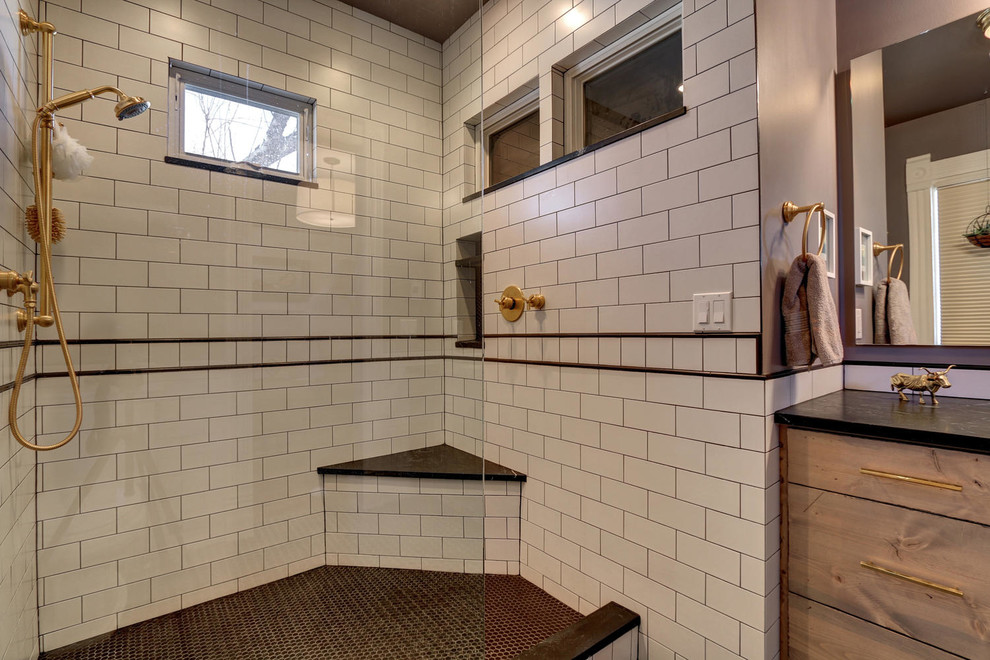 Réalisation d'une salle de bain principale bohème en bois clair de taille moyenne avec un placard à porte shaker, une douche ouverte, WC séparés, un carrelage métro, un mur gris, un sol en bois brun, un lavabo posé, un plan de toilette en stéatite et un carrelage noir et blanc.