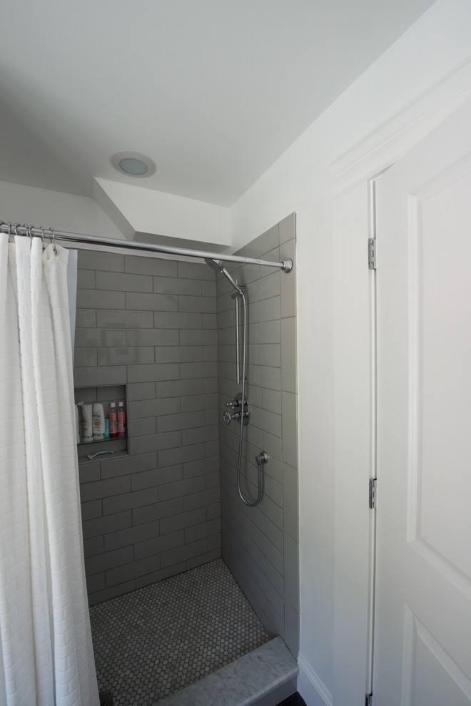 Cette image montre une salle de bain traditionnelle de taille moyenne pour enfant avec un carrelage gris et un carrelage de pierre.
