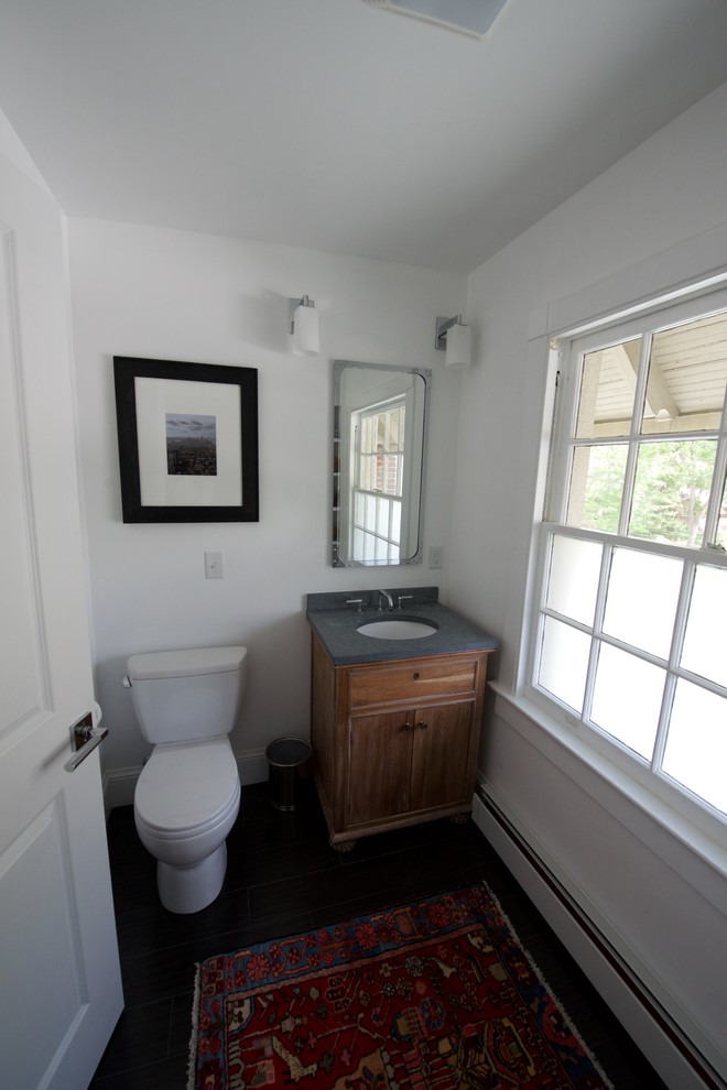Bild på ett mellanstort vintage badrum för barn, med ett undermonterad handfat, marmorbänkskiva, en dusch i en alkov, en toalettstol med separat cisternkåpa, keramikplattor, vita väggar och klinkergolv i keramik