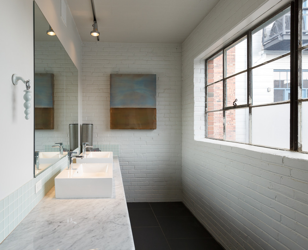 Foto på ett industriellt badrum, med ett fristående handfat och vita väggar