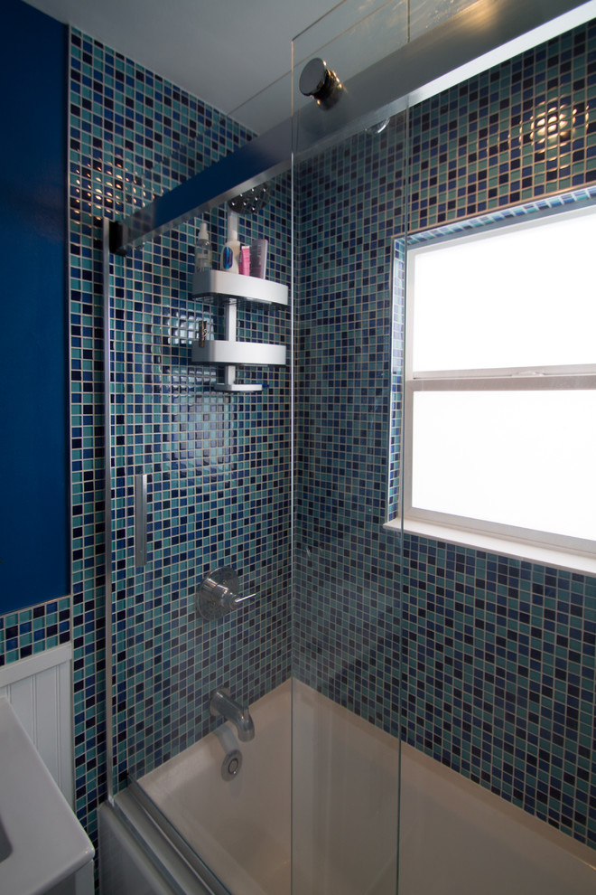 Источник вдохновения для домашнего уюта: маленькая главная ванная комната в стиле фьюжн с плоскими фасадами, белыми фасадами, ванной в нише, душем над ванной, унитазом-моноблоком, синей плиткой, стеклянной плиткой, синими стенами, полом из керамогранита, врезной раковиной, столешницей из искусственного кварца, серым полом и душем с раздвижными дверями для на участке и в саду