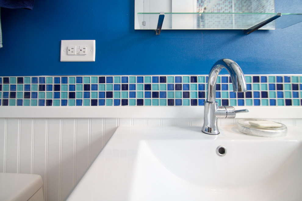 На фото: маленькая главная ванная комната в стиле фьюжн с плоскими фасадами, белыми фасадами, ванной в нише, душем над ванной, унитазом-моноблоком, синей плиткой, стеклянной плиткой, синими стенами, полом из керамогранита, врезной раковиной, столешницей из искусственного кварца, серым полом и душем с раздвижными дверями для на участке и в саду