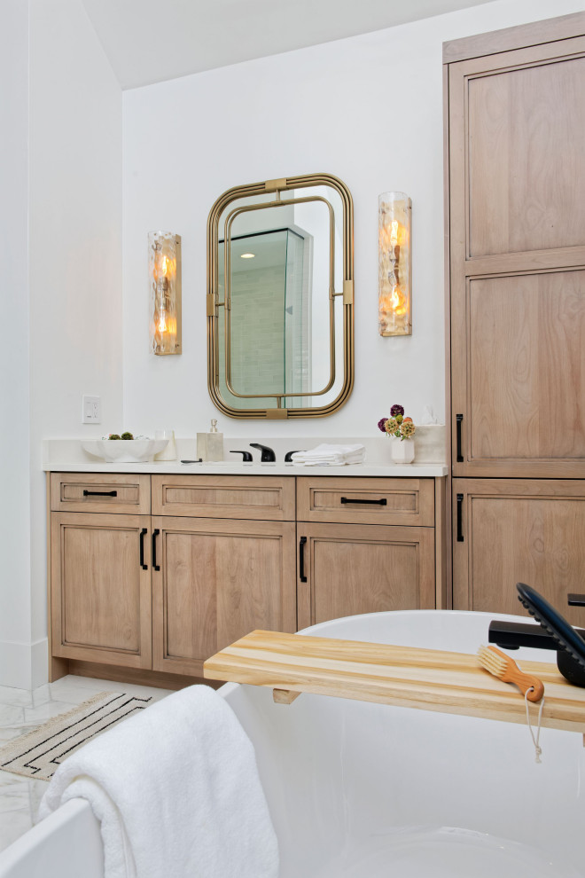 Bild på ett mellanstort funkis vit vitt en-suite badrum, med skåp i shakerstil, skåp i mellenmörkt trä, ett fristående badkar, våtrum, beige väggar, mosaikgolv, ett undermonterad handfat, bänkskiva i kvarts, vitt golv och dusch med gångjärnsdörr